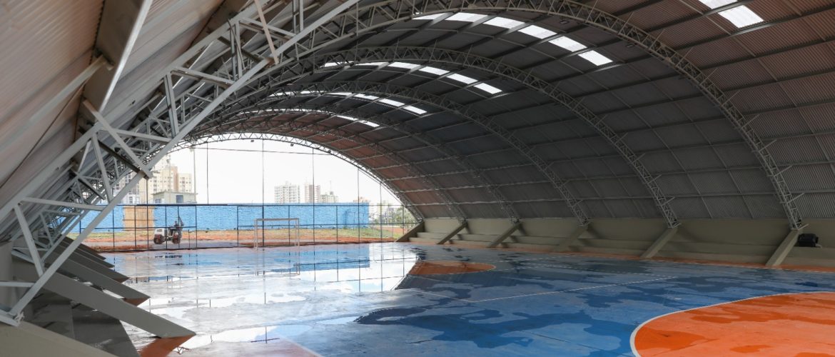 Ginásio de Esportes de Samambaia após mais de uma década de abandono.