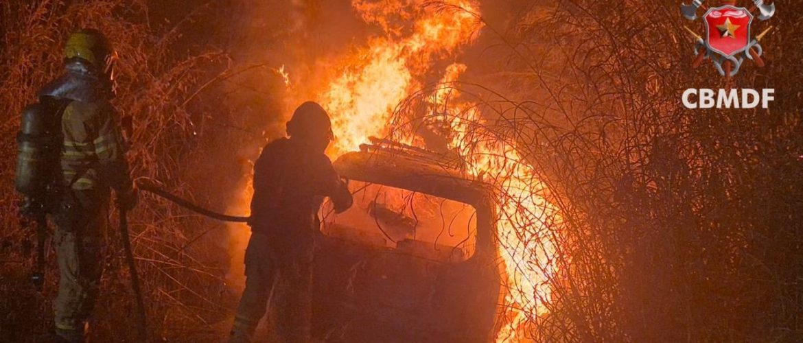 Incêndio destrói carro na BR-060, em Samambaia