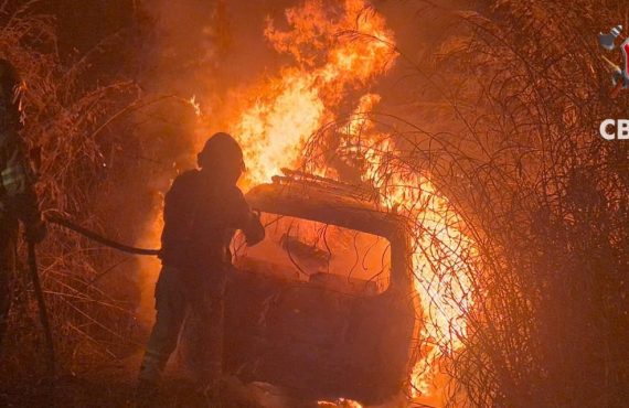 Incêndio destrói carro na BR-060, em Samambaia