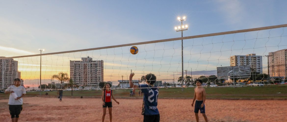 Samambaia recebe nova estrutura de iluminação em quadra de areia