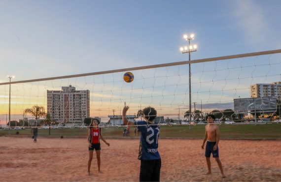 Samambaia recebe nova estrutura de iluminação em quadra de areia