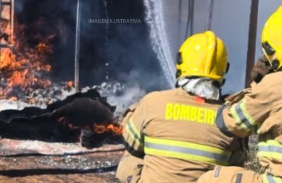 Incêndio em fábrica assusta moradores e mobiliza bombeiros em Samambaia