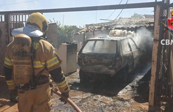 Incêndio atinge carro estacionado em Samambaia